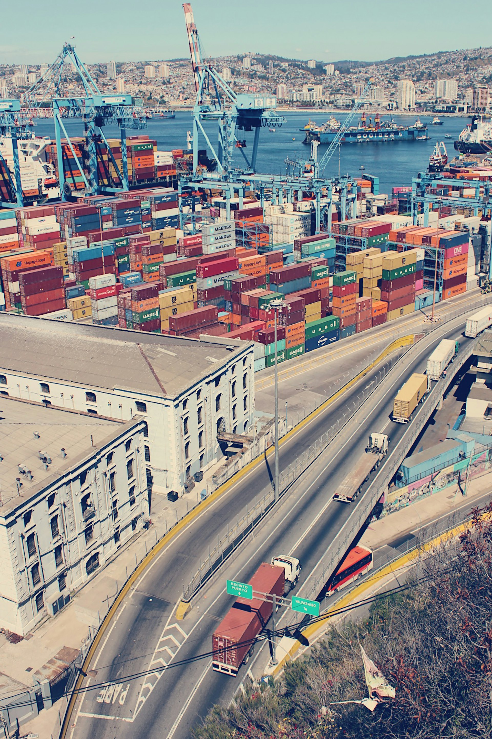 Port maritime avec conteneurs et navires cargo