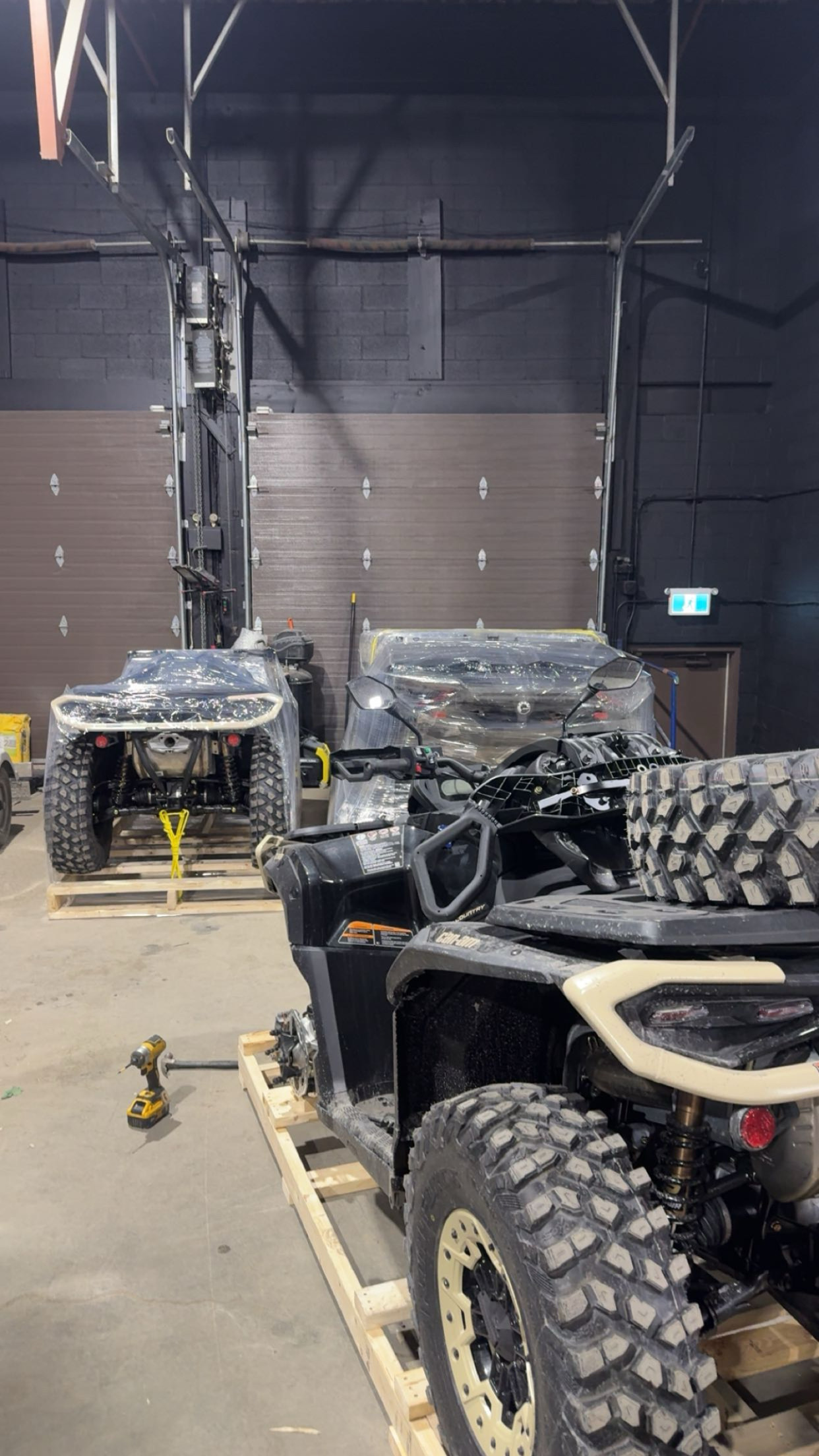 Quads emballés sous protection plastique sur palettes en bois