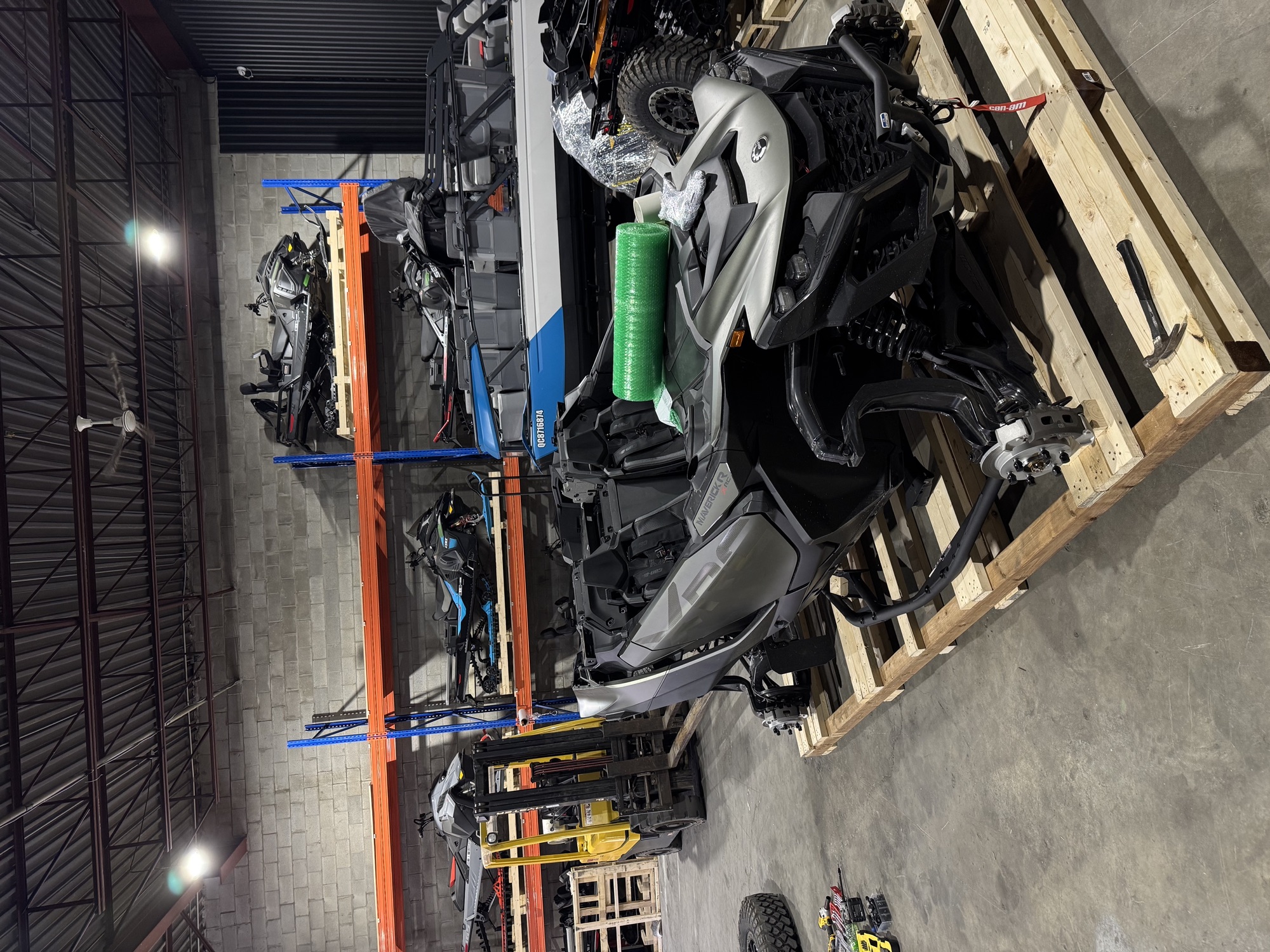Can-Am Maverick R emballé et sanglé sur palette avant expédition